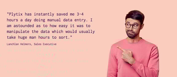 Man pointing to a positive Plytix customer testimonial
