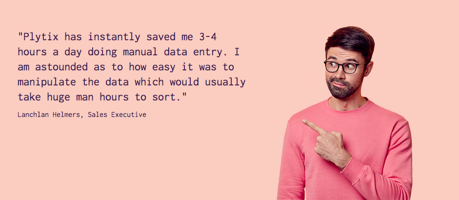 Man pointing to a positive Plytix customer testimonial